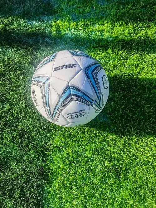 朋友聚会讨论比赛场景